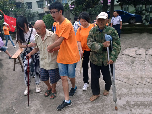 志愿者们在胜利镇敬老院.jpg