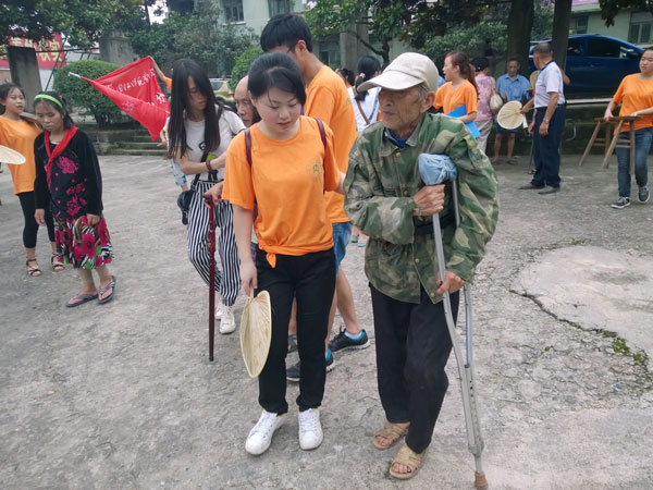 志愿者在胜利镇敬老院.jpg