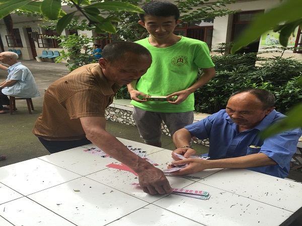 爷爷教我们长牌.JPG