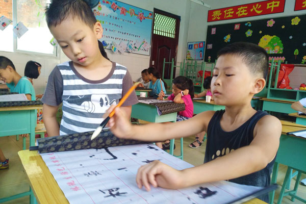 正在互相学习的两个小朋友.jpg
