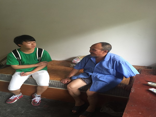 陪老人聊天.JPG