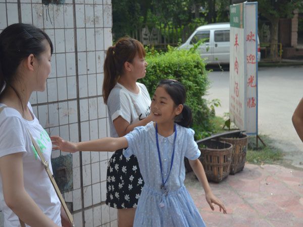 家教互联网关爱留守学生服务队内棉社区7月8日新闻图片 (7).JPG